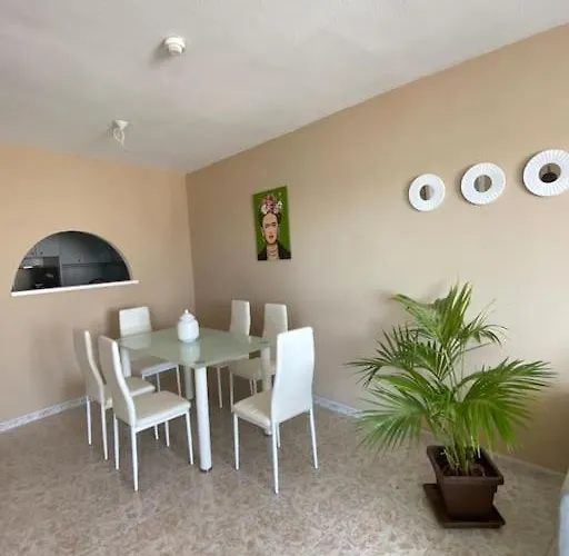 Lägenhet Lovely 1 Bedroom With Sea Views And Pool