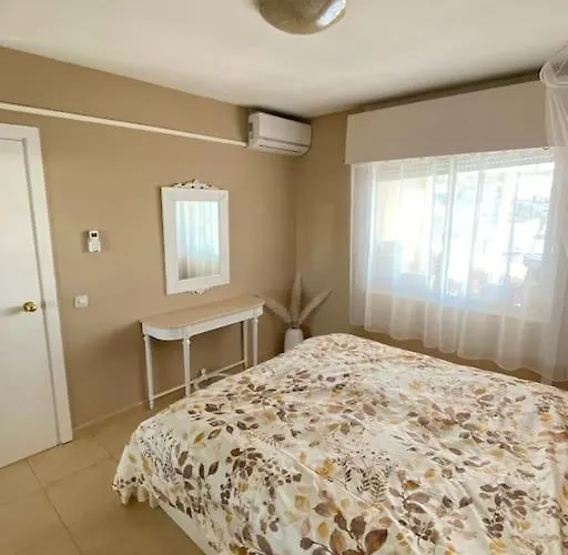 Lägenhet Lovely 1 Bedroom With Sea Views And Pool